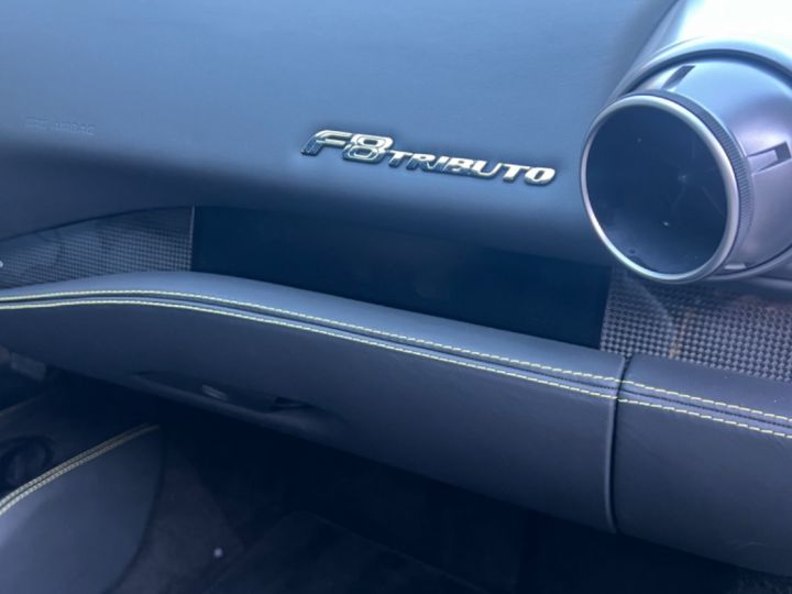 Ferrari F8 Tributo Ferrari F8 Tributo - Pack intérieur et pack moteur carbone - Volant LED Carbone - Lift - échappement sport Noir - 8