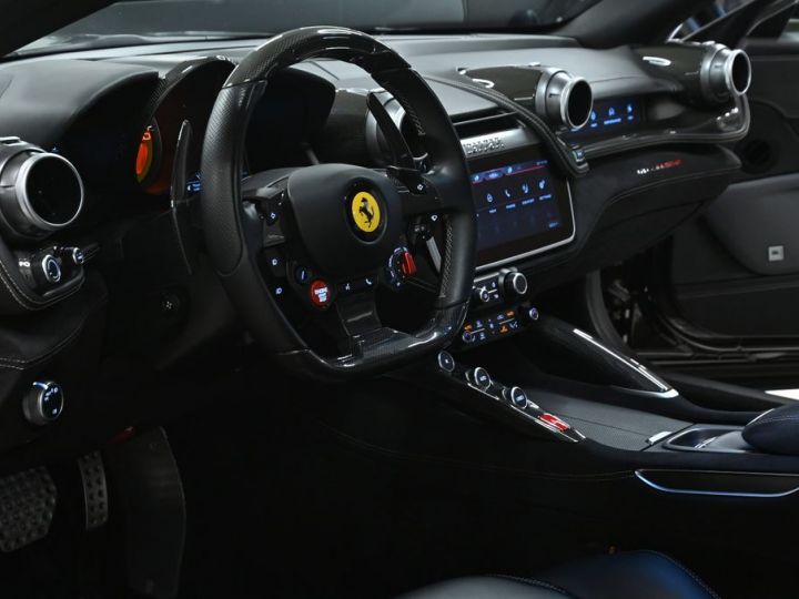 Ferrari GTC4 Lusso V12 6.3 689 ch *Carbon* T.Panorama Noir Daytona  Métallisé JBL Garantie Ferrari New Power jusqu'au 4 /2024 Recond.et Service inclus sans frais jusqu'a Noire - 9