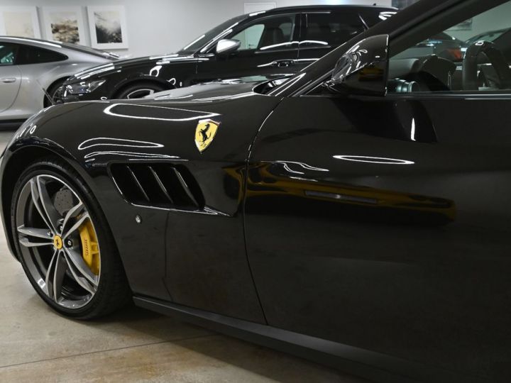 Ferrari GTC4 Lusso V12 6.3 689 ch *Carbon* T.Panorama Noir Daytona  Métallisé JBL Garantie Ferrari New Power jusqu'au 4 /2024 Recond.et Service inclus sans frais jusqu'a Noire - 19