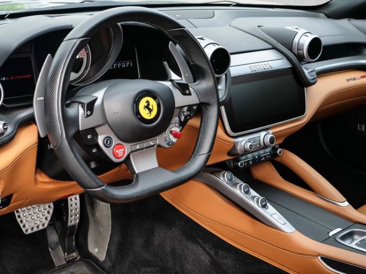 Ferrari GTC4 Lusso V12 6.3 689 ch *Lift*Carbon* T.Panorama JBL Gris Titanio Métallic Ferrari Approved Garantie 12 mois Prémium Grise - 21