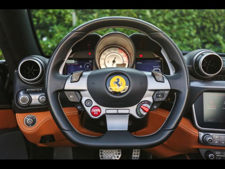Ferrari Portofino V8 3.9 600 ch DAYTONA 4P °MAGNERIDE° Son JBL°Caméra ° 1èreM ° entretien Ferrari de 7 ans jusqu'au 14/08/2026 ° Garantie Prémium 12 mois Grise - 9