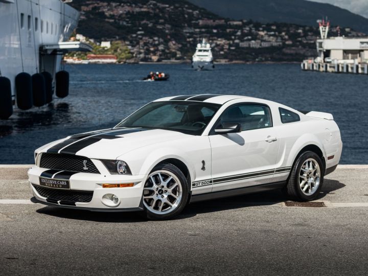 Ford Mustang GT 500 SHELBY 500 CV - MONACO Blanc avec Bandes Noires - 1