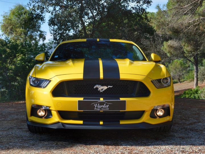 Ford Mustang MAGNIFIQUE FORD MUSTANG VI GT FASTBACK 5.0 V8 421ch BOITE MANUELLE FULL OPTION PACK PERF 1ère MAIN Jaune Triple - 2
