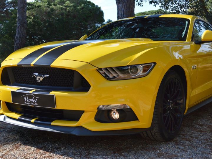 Ford Mustang MAGNIFIQUE FORD MUSTANG VI GT FASTBACK 5.0 V8 421ch BOITE MANUELLE FULL OPTION PACK PERF 1ère MAIN Jaune Triple - 3