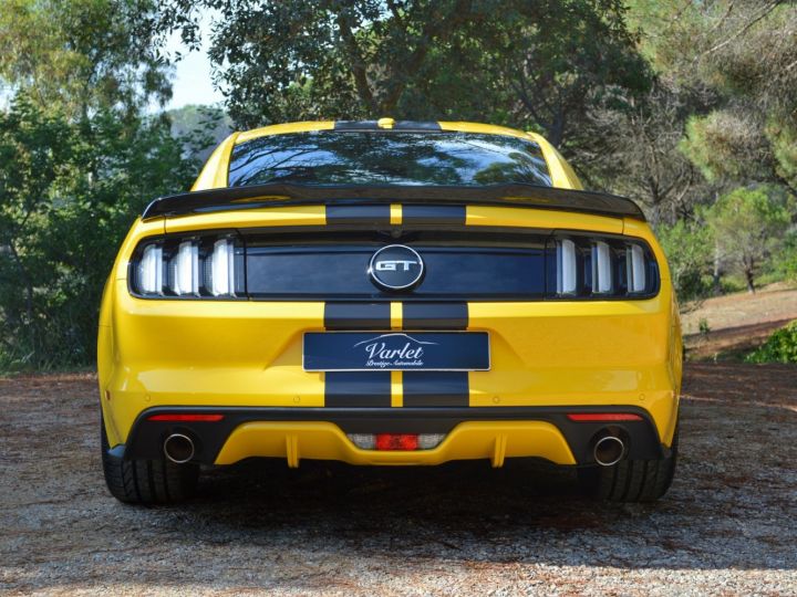 Ford Mustang MAGNIFIQUE FORD MUSTANG VI GT FASTBACK 5.0 V8 421ch BOITE MANUELLE FULL OPTION PACK PERF 1ère MAIN Jaune Triple - 11