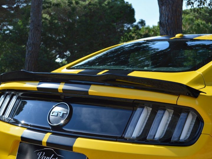 Ford Mustang MAGNIFIQUE FORD MUSTANG VI GT FASTBACK 5.0 V8 421ch BOITE MANUELLE FULL OPTION PACK PERF 1ère MAIN Jaune Triple - 12