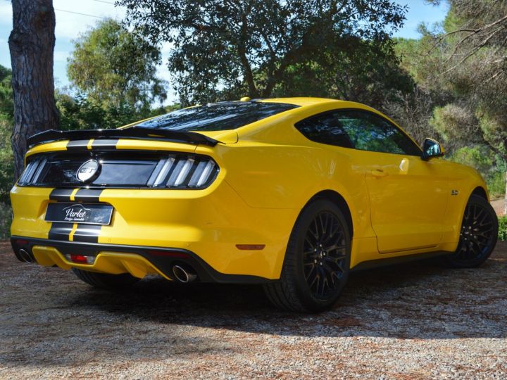 Ford Mustang MAGNIFIQUE FORD MUSTANG VI GT FASTBACK 5.0 V8 421ch BOITE MANUELLE FULL OPTION PACK PERF 1ère MAIN Jaune Triple - 10
