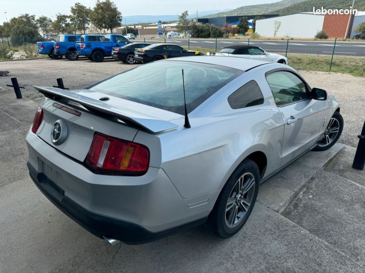 Ford Mustang V6 4.0L Gris - 3