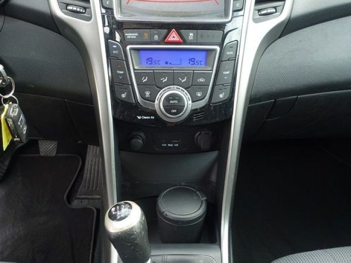 Hyundai i30 1.6 CRDI 110CH PACK BUSINESS Noir - 10
