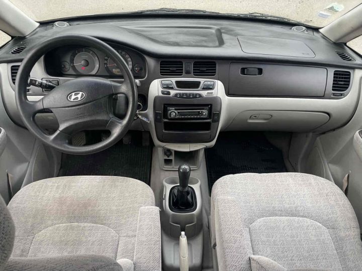 Hyundai Trajet 2.0 CRDi 1991cm3 113cv  Gris Laqué - 6