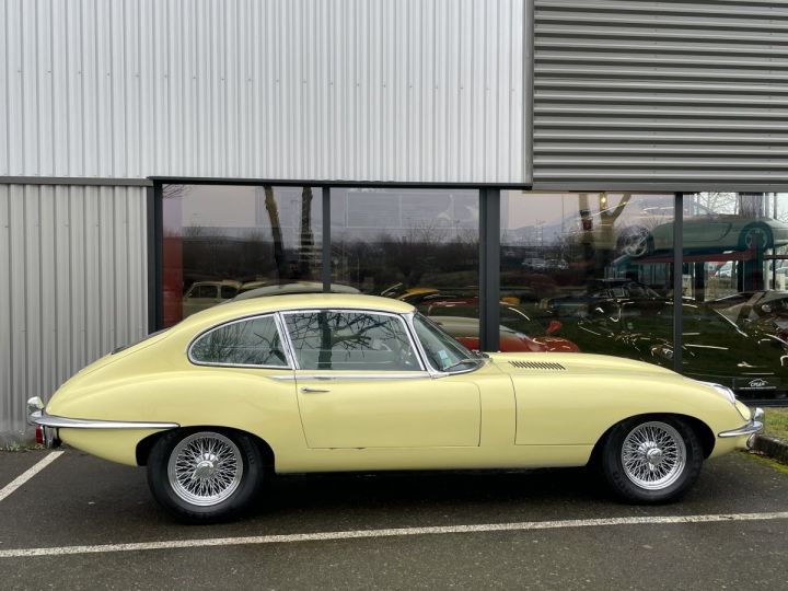 Jaguar E-Type coupe 2+2 jaune opaque - 3