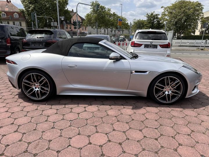 Jaguar F-Type V8 5.0L Compresseur R AWD 551 SIÈGE BAQUET CUIR RABAT Echappement sport Pack Design Son Méridian Garantie Jaguar Approved jusqu'au 14.01.2026 Gris Argent - 4