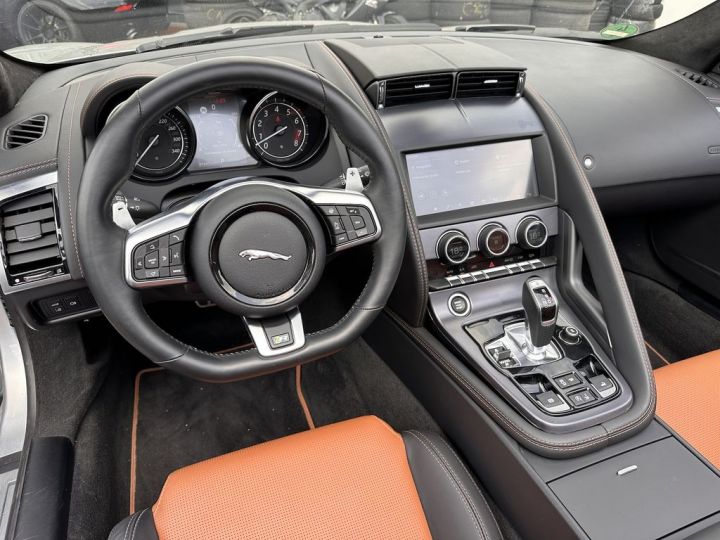 Jaguar F-Type V8 5.0L Compresseur R AWD 551 SIÈGE BAQUET CUIR RABAT Echappement sport Pack Design Son Méridian Garantie Jaguar Approved jusqu'au 14.01.2026 Gris Argent - 13