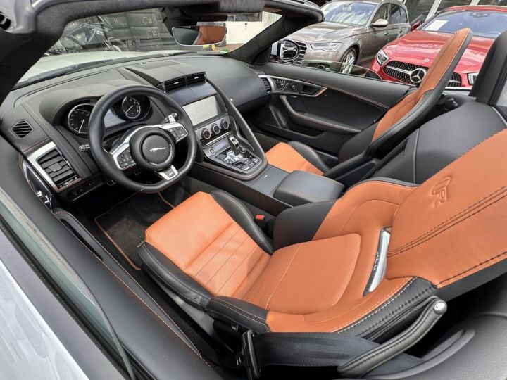 Jaguar F-Type V8 5.0L Compresseur R AWD 551 SIÈGE BAQUET CUIR RABAT Echappement sport Pack Design Son Méridian Garantie Jaguar Approved jusqu'au 14.01.2026 Gris Argent - 17