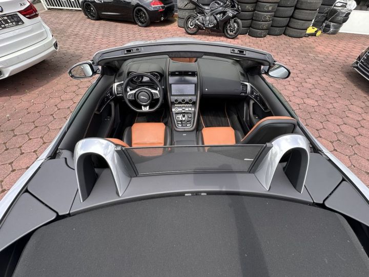 Jaguar F-Type V8 5.0L Compresseur R AWD 551 SIÈGE BAQUET CUIR RABAT Echappement sport Pack Design Son Méridian Garantie Jaguar Approved jusqu'au 14.01.2026 Gris Argent - 18