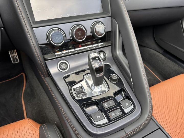 Jaguar F-Type V8 5.0L Compresseur R AWD 551 SIÈGE BAQUET CUIR RABAT Echappement sport Pack Design Son Méridian Garantie Jaguar Approved jusqu'au 14.01.2026 Gris Argent - 26