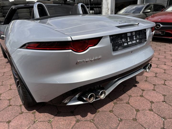 Jaguar F-Type V8 5.0L Compresseur R AWD 551 SIÈGE BAQUET CUIR RABAT Echappement sport Pack Design Son Méridian Garantie Jaguar Approved jusqu'au 14.01.2026 Gris Argent - 40