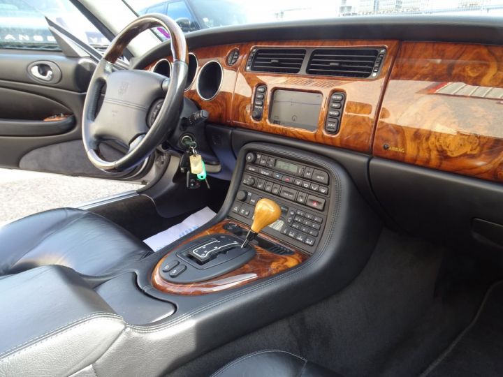 Jaguar XK8 Cabriolet / GPS Jtes 17  Pdc Clim auto argent met - 9