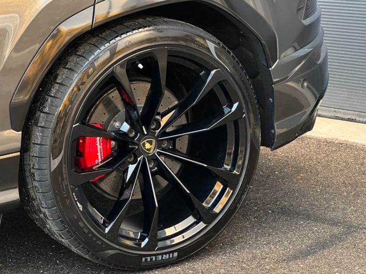 Lamborghini Urus Lamborghini Urus - LOA 1 877 euros par mois - 5 places - Malus payé Gris Antracite - 4