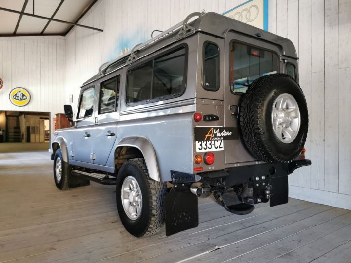 Land Rover Defender 110 2.2 TD4 122 CV 7PL Gris - 3