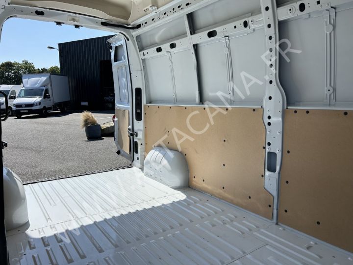 Light van Renault Master Box body  L3H3 FOURGON 15m3 PORTE LATERALE EQUIPE PMV FLU BLANC - 7