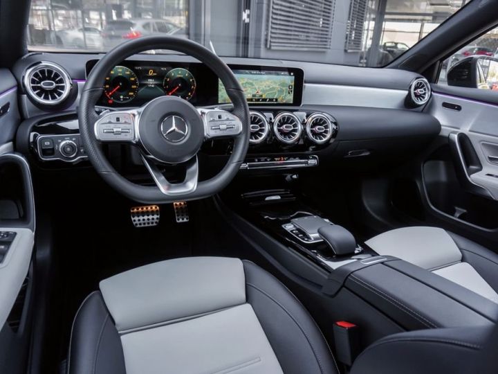 Mercedes Classe A 200 AMG / TOIT PANO – CAMERA – HEAD UP – NAV - 1ère Main – Garantie 12 Mois Gris - 10
