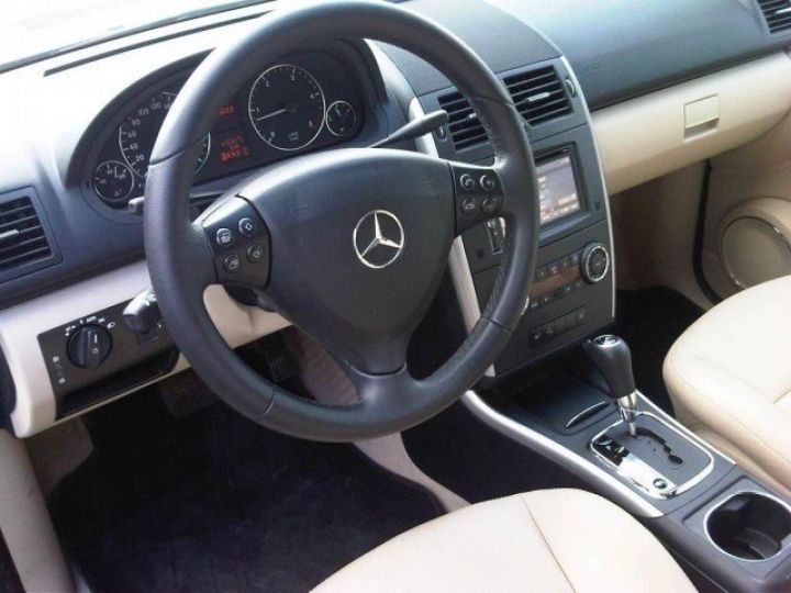 Mercedes Classe A 200 CDI Avantgarde Autotronic CVT (boite automatique)     Diesel GRIS MONTAGNE - 6