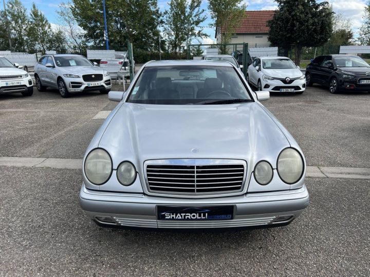 Mercedes Classe E 200 2.0 i 136ch Elegance Clim GRIS CLAIR - 3