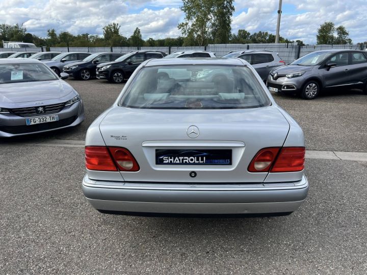 Mercedes Classe E 200 2.0 i 136ch Elegance Clim GRIS CLAIR - 7