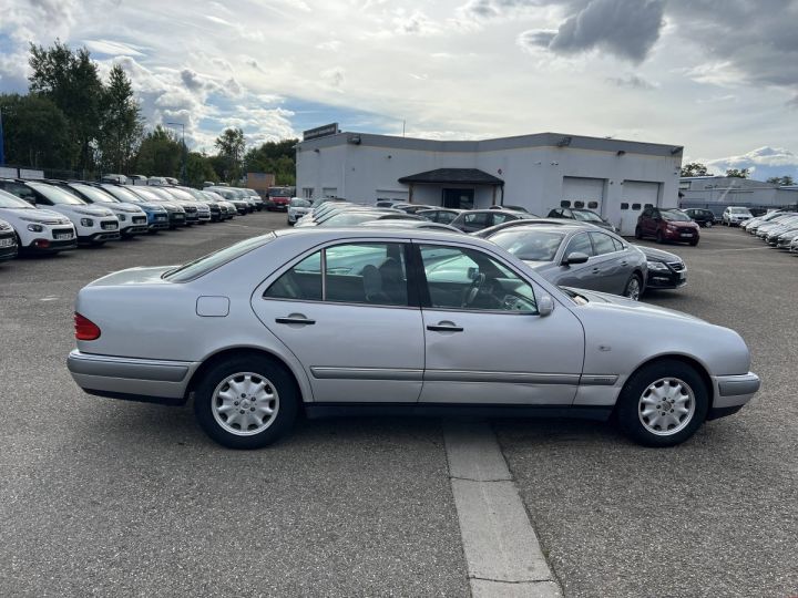 Mercedes Classe E 200 2.0 i 136ch Elegance Clim GRIS CLAIR - 8