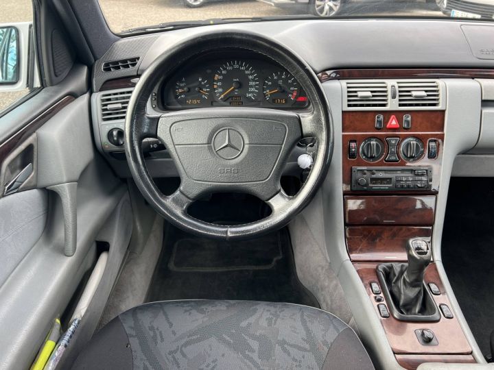 Mercedes Classe E 200 2.0 i 136ch Elegance Clim GRIS CLAIR - 15