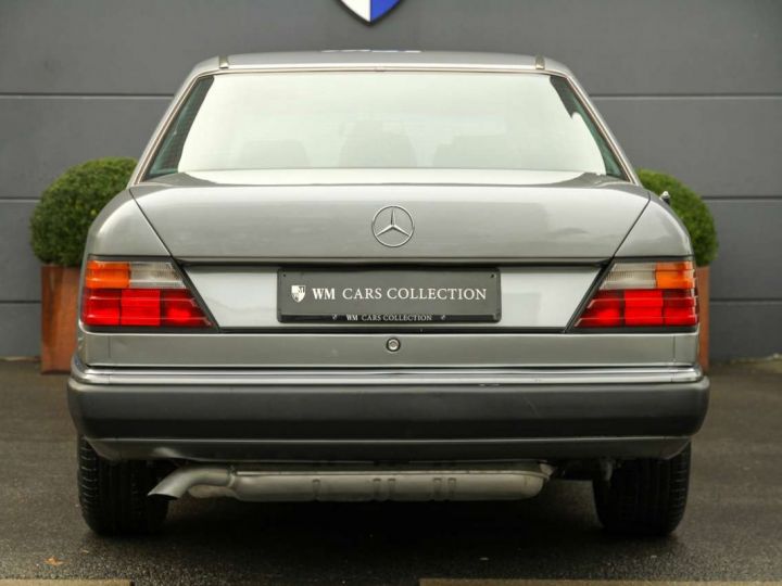 Mercedes Classe E 260 Pullman Limousine 6 Doors V124 Gris Métallisé - 7