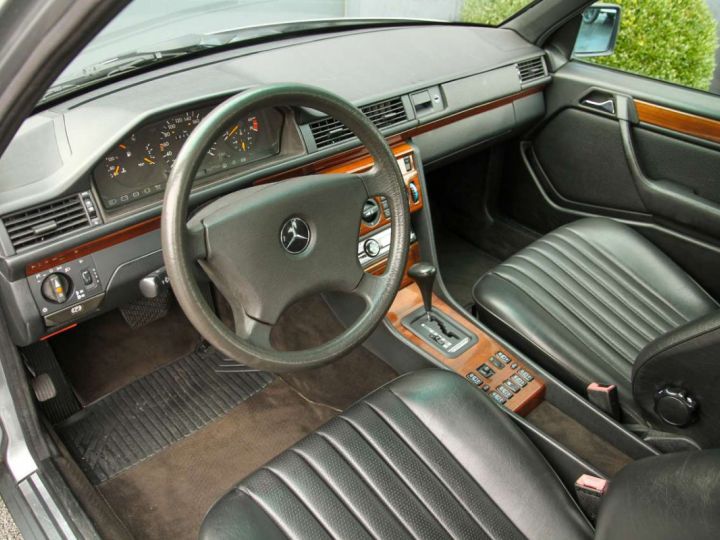 Mercedes Classe E 260 Pullman Limousine 6 Doors V124 Gris Métallisé - 15