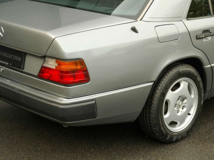 Mercedes Classe E 260 Pullman Limousine 6 Doors V124 Gris Métallisé - 25