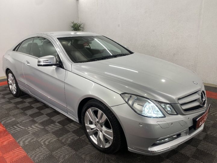 Mercedes Classe E COUPE 250 CGI BlueEfficiency Executive AUTO +75000KMS Gris Clair - 5