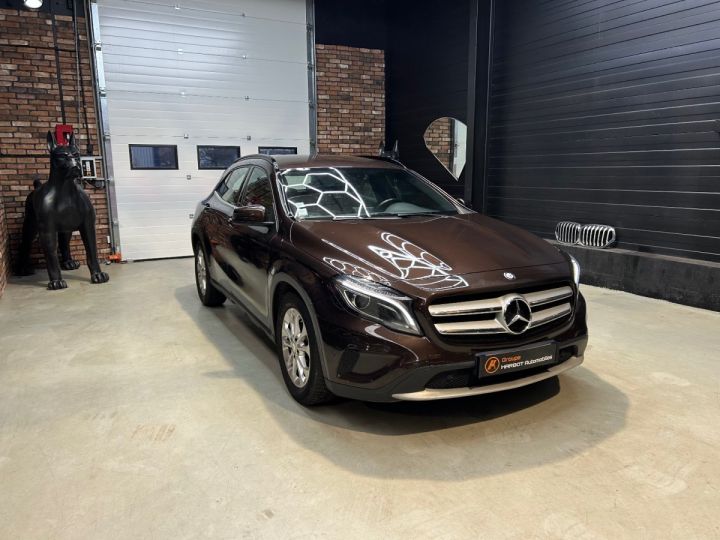 Mercedes Classe GLA 180 INSPIRATION 7-G DCT A Marron - 3