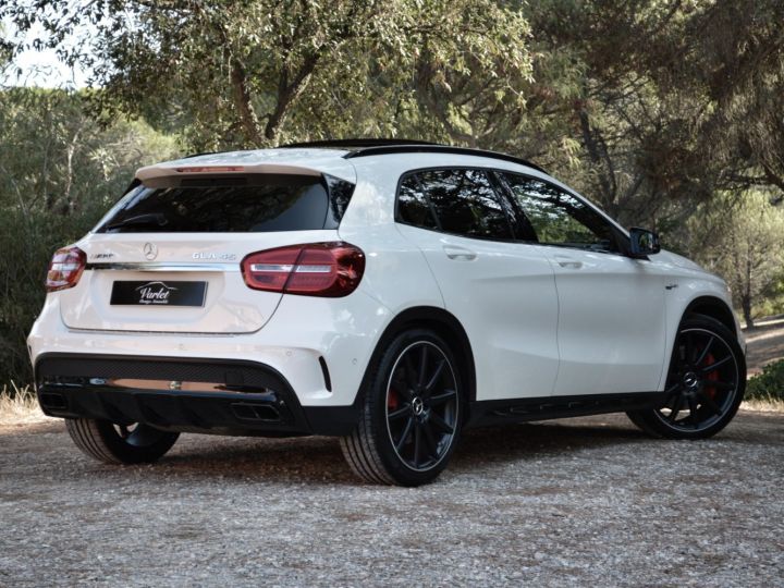 Mercedes Classe GLA MAGNIFIQUE MERCEDES GLA45 AMG X156 4MATIC 2.0 TURBO 381ch SPEEDSHIFT DCT VALEUR NEUF + DE 82ke PAS DE FAP CARPLAY CARBONE SIEGES + ECHAP. SPORT PERFOR BLANC - 9