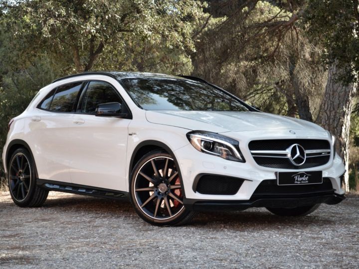 Mercedes Classe GLA MAGNIFIQUE MERCEDES GLA45 AMG X156 4MATIC 2.0 TURBO 381ch SPEEDSHIFT DCT VALEUR NEUF + DE 82ke PAS DE FAP CARPLAY CARBONE SIEGES + ECHAP. SPORT PERFOR BLANC - 1