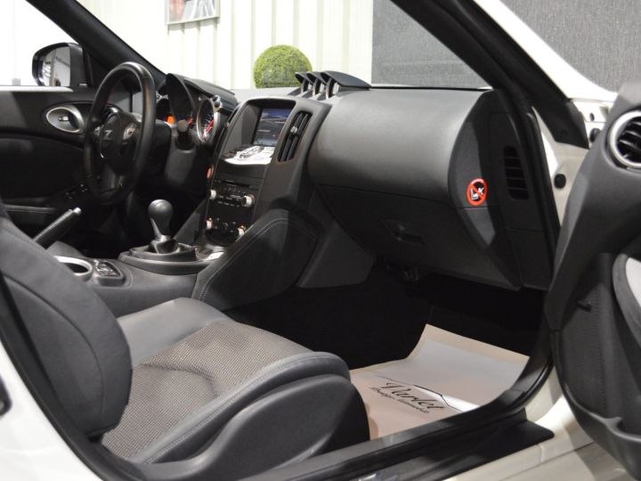 Nissan 370Z Roadster RARE NISSAN 370Z ROADSTER FACELIFT PACK 3.7 V6 328ch BV6 FULL OPTIONS 2EME MAIN CARNET COMPLET STOCK Blanc Nacre - 41