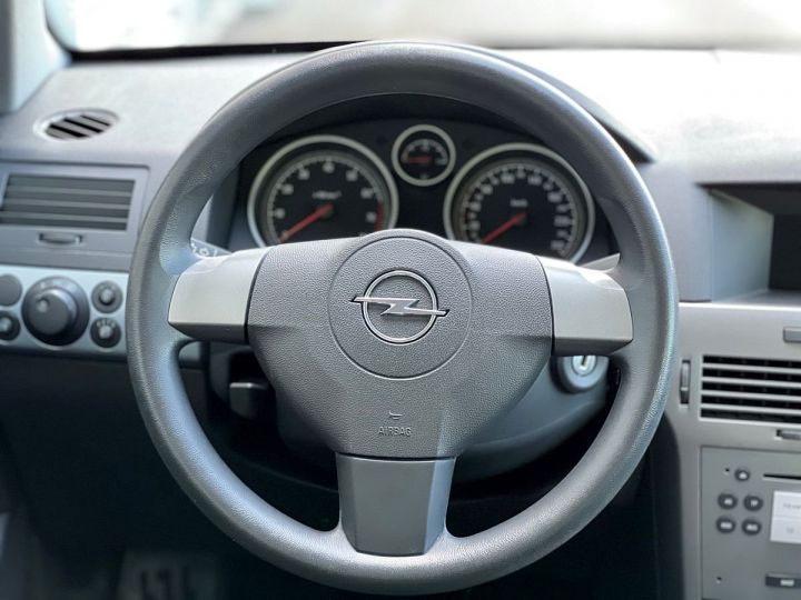Opel Astra 1.6 105CH Noir Métallisé - 17