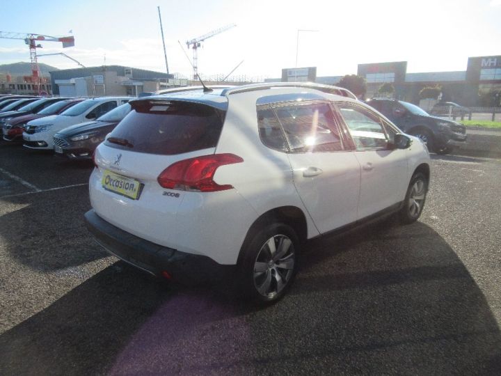 Peugeot 2008 1.2 PureTech 82ch BVM5 Style Blanche - 4