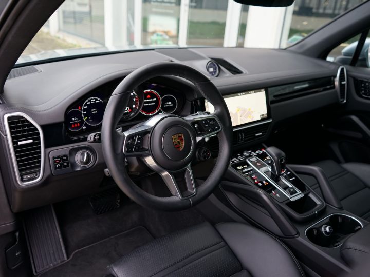 Porsche Cayenne (3) V6 3.0 E Hybrid - 1ère Main France - 996 €/mois - Révisé 08/2023 - Toit Pano, Roues AR Directrices, Susp. Pneumatique, Accès Confort, ... - Garant Gris Dolomite Métallisé - 21