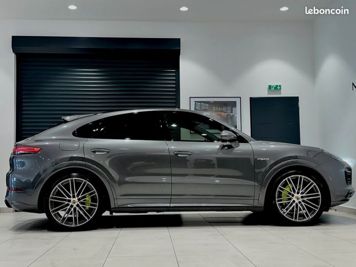 Porsche Cayenne COUPE E-HYBRID 3.0 V6 462 Ch PACK SPORTDESIGN JA22 TURBO CARBONE ACC MATRIX SIEGE 18 ATTELAGE APPROVED 12.2025 TOUTE OPTIONS Gris - 2