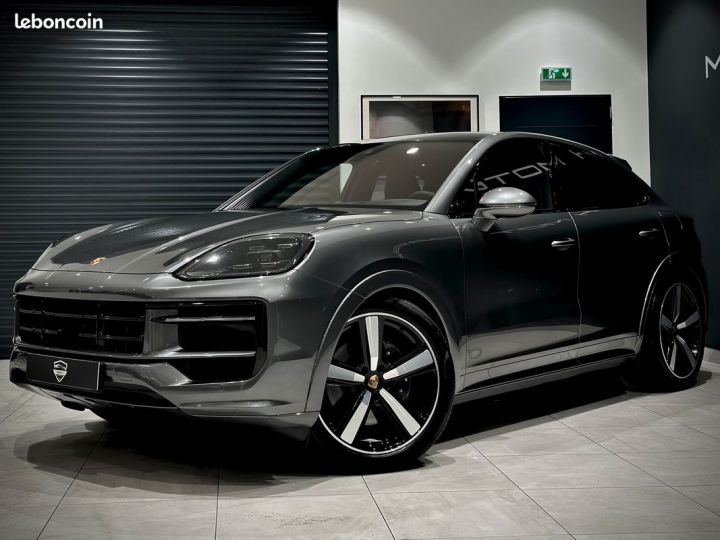 Porsche Cayenne III FACELIFT E-HYBRID 3.0 V6 470 CH PACK SportDesign BOSE MATRIX JA22 ACC SIÈGE 18 TÊTE HAUTE ECHAP SPORT ATTELAGE ÉCRAN PASSAGER MY24 Gris - 1