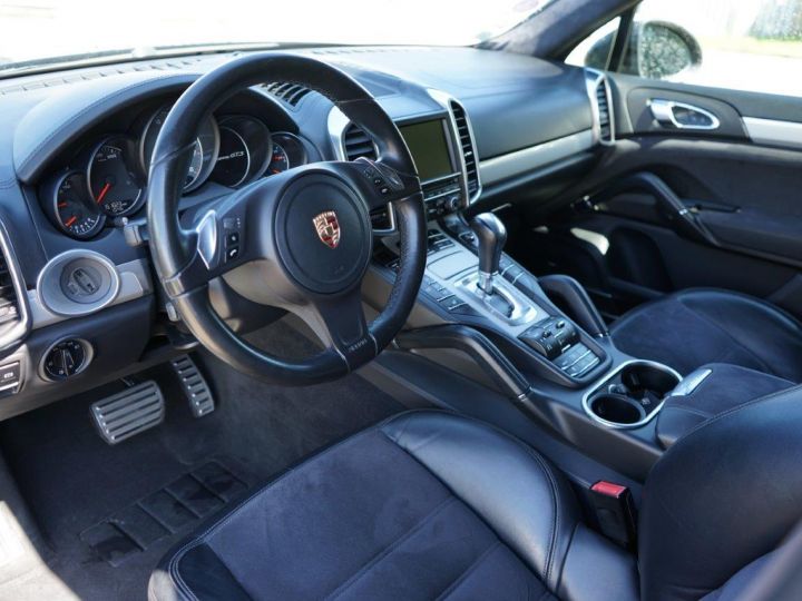 Porsche Cayenne V8 4.8 GTS 420 Ch - Origine France - Susp. Pneumatique, PASM, PDCC, Attelage, BOSE, Jantes 21 - Carnet 100% Porsche - Gar. 12 Mois Noir Intense Métallisé - 10