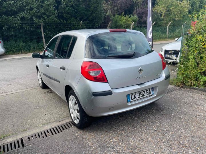 Renault Clio III 1.5 dCi 1461cm3 68cv  Gris Laqué - 11