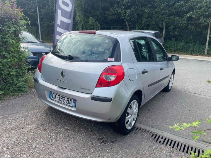 Renault Clio III 1.5 dCi 1461cm3 68cv  Gris Laqué - 13