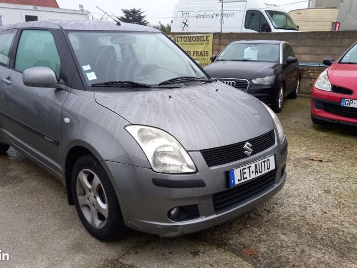 Suzuki Swift 1.3 VVT 92 GLX BVR Gris - 3