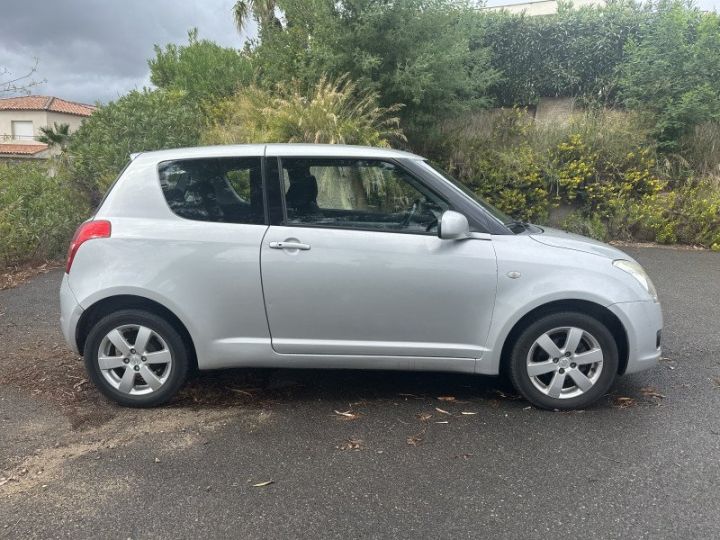 Suzuki Swift 1.3 VVT GLX BMR 3P Gris C - 4