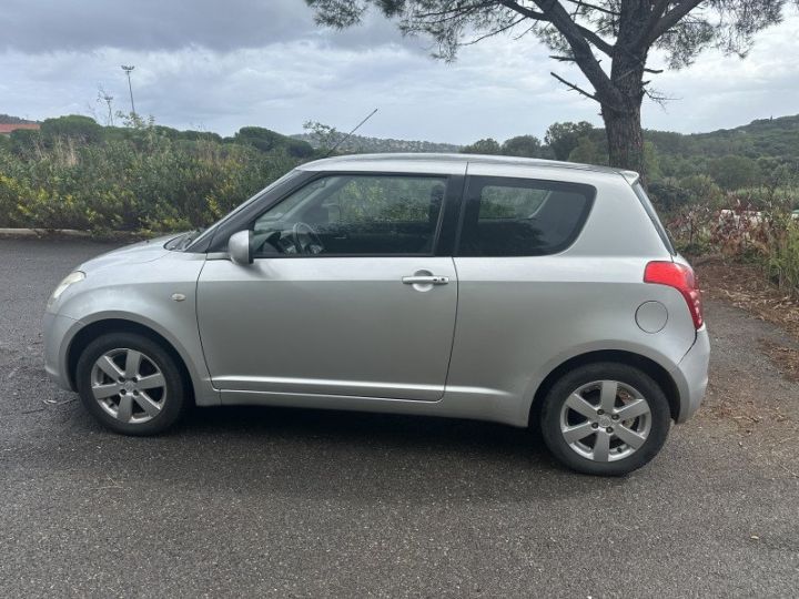 Suzuki Swift 1.3 VVT GLX BMR 3P Gris C - 8